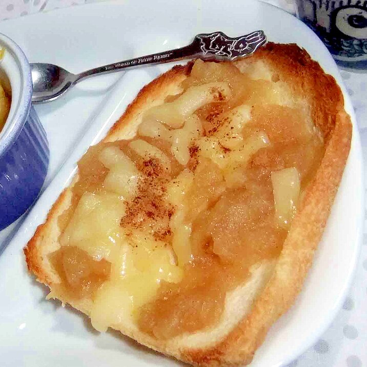 りんごソースに溶けるチーズのトースト